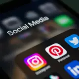 Ikona aplikacji społecznościowych na ekranie telefonu: Instagram, Pinterest, Twitter, LinkedIn.