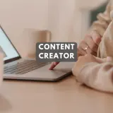 Content designer kto to? Osoba tworząca treści na laptopie, z kubkiem kawy obok.
