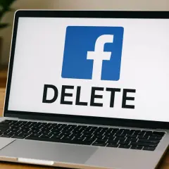 Laptop z logo Facebook i napisem DELETE.