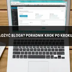 Laptop z panelem WordPress, notatnik z planami i filiżanka kawy na drewnianym tle.