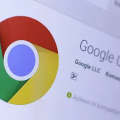Ikona Google Chrome i tekst informujący o tym, jak zaktualizować przeglądarkę Chrome.