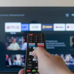 Pilot steruje telewizorem z Android TV, wybierając aplikacje. Szukasz, jaka przeglądarka na Android TV będzie najlepsza?