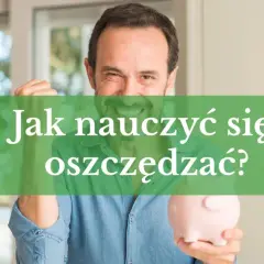 Uśmiechnięty mężczyzna trzyma skarbonkę, a na zielonym tle napis: "Jak nauczyć się oszczędzać?". To inspiracja do bloga o finansach.