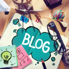 Notatnik z napisem "BLOG", kubek kawy, okulary i karteczki samoprzylepne. Jak zakończyć bloga po angielsku?
