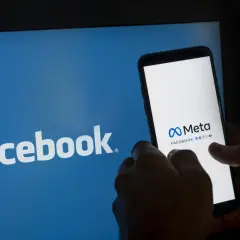 Ekran telefonu z logo Meta i Facebook obok niebieskiego ekranu z logo Facebook.