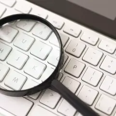Lupa nad klawiaturą sugeruje, jak powiększyć okno przeglądarki. Widoczne klawisze: N, H, J, K, P, U, Y, I, 0, -, +, }.