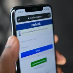 Telefon z ekranem logowania Facebooka. Widoczne pole na numer telefonu lub e-mail i hasło. Jak sprawdzić hasło do Facebooka na telefonie?