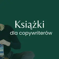 Uśmiechnięta kobieta z blond włosami opiera się o stos książek na zielonym tle.