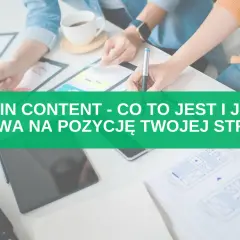 Zespół pracuje nad projektem strony. Na zielonym tle napis: "THIN CONTENT - CO TO JEST I JAK WPŁYWA NA POZYCJĘ TWOJEJ STRONY?".