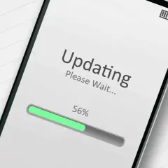 Ekran telefonu pokazuje postęp aktualizacji przeglądarki: "Updating. Please Wait... 56%".