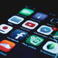 Ikony aplikacji na ekranie smartfona, w tym Facebook, YouTube, Instagram. Dowiedz się, jak dodać muzykę do relacji na Facebooku, korzystając z tych narzędzi.