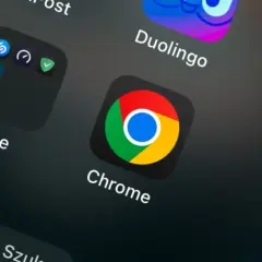 Ikona aplikacji Chrome na ekranie telefonu Xiaomi.