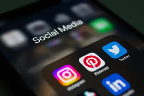 Ikona aplikacji społecznościowych na ekranie telefonu: Instagram, Pinterest, Twitter, LinkedIn.