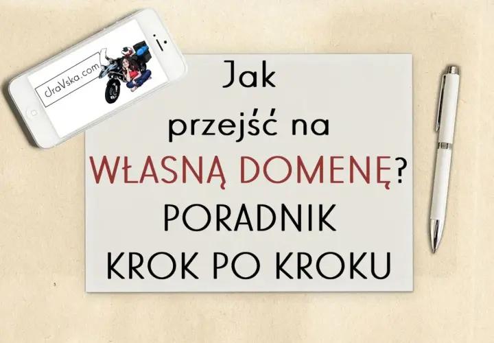 Jak przenieść domenę? Poradnik krok po kroku. Na ekranie telefonu grafika z motocyklistką i adresem clraVska.com.