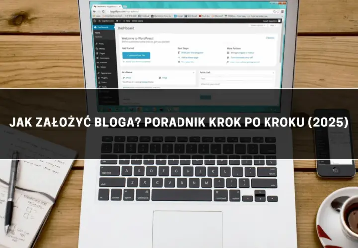 Laptop z panelem WordPress, notatnik z planami i filiżanka kawy na drewnianym tle.