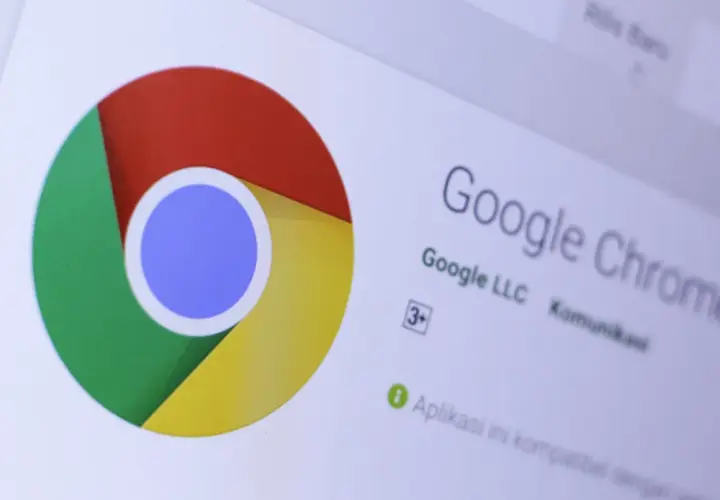 Ikona Google Chrome i tekst informujący o tym, jak zaktualizować przeglądarkę Chrome.
