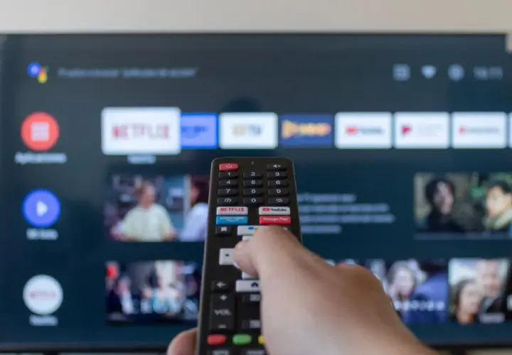 Pilot steruje telewizorem z Android TV, wybierając aplikacje. Szukasz, jaka przeglądarka na Android TV będzie najlepsza?