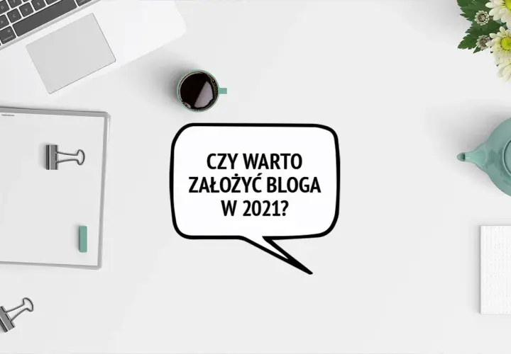 Na biurku leży laptop, notatnik i filiżanka kawy. Dymek z tekstem "Czy warto założyć bloga w 2021?" sugeruje, że to pytanie o założenie bloga na Facebooku.