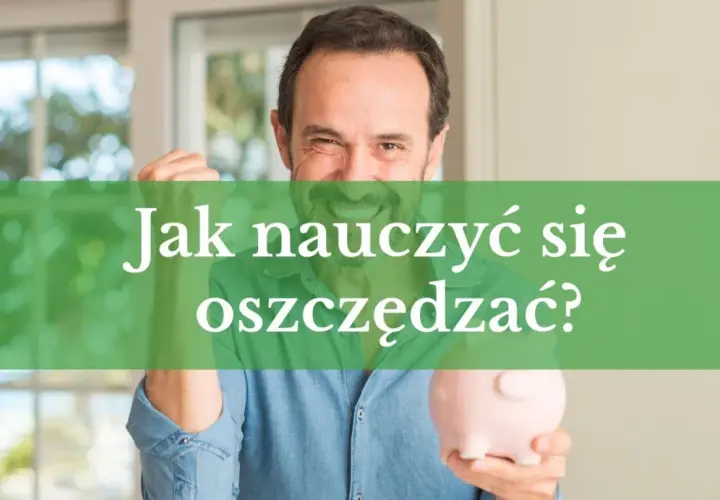 Uśmiechnięty mężczyzna trzyma skarbonkę, a na zielonym tle napis: "Jak nauczyć się oszczędzać?". To inspiracja do bloga o finansach.