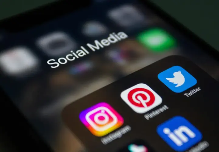Ikona aplikacji społecznościowych na ekranie telefonu: Instagram, Pinterest, Twitter, LinkedIn.