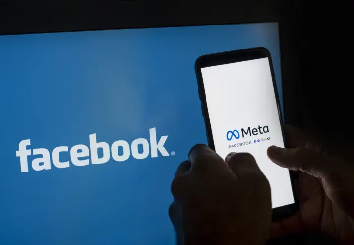 Ekran telefonu z logo Meta i Facebook obok niebieskiego ekranu z logo Facebook.