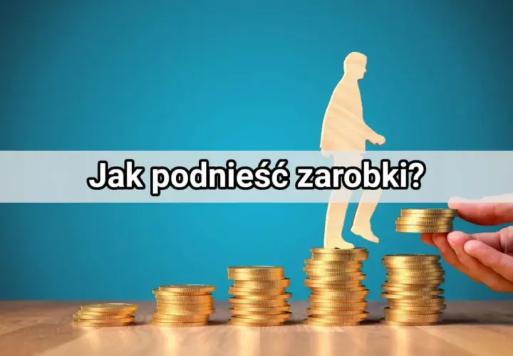 Drewniana postać idzie po stosach monet, symbolizując wzrost zarobków. Dowiedz się, ile zarabia content manager i jak zwiększyć swoje dochody.