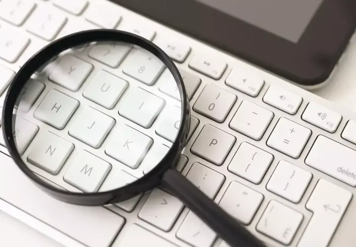 Lupa nad klawiaturą sugeruje, jak powiększyć okno przeglądarki. Widoczne klawisze: N, H, J, K, P, U, Y, I, 0, -, +, }.