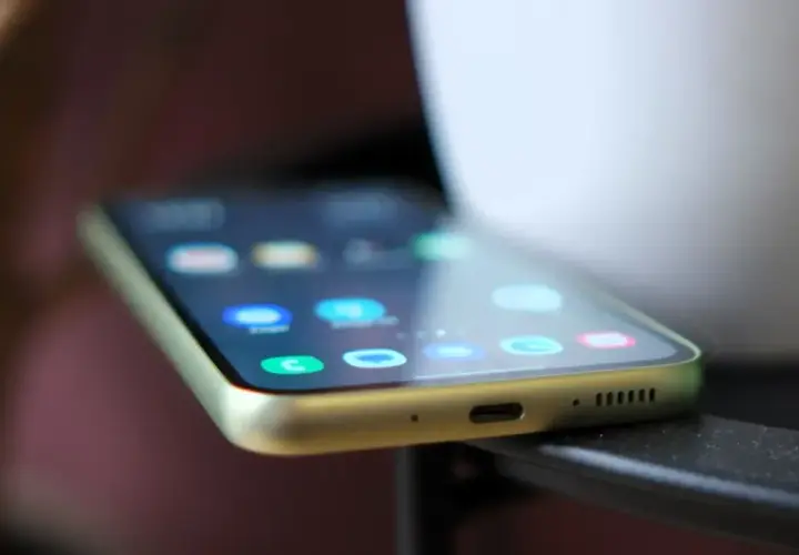 Nowy telefon z ikonami aplikacji na ekranie. Dowiedz się, jak przenieść Facebooka na nowy telefon, by nie stracić kontaktu ze znajomymi.