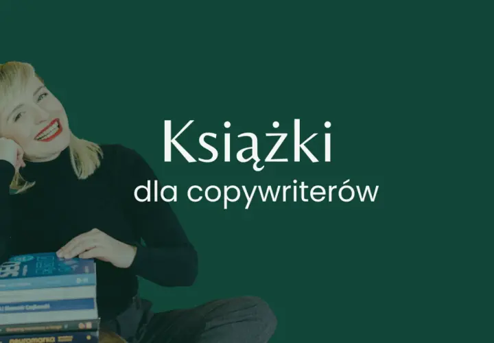 Uśmiechnięta kobieta z blond włosami opiera się o stos książek na zielonym tle.
