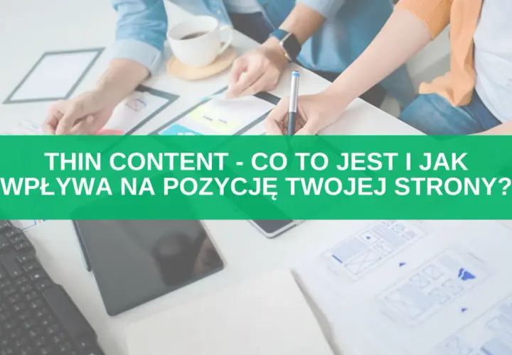 Zespół pracuje nad projektem strony. Na zielonym tle napis: "THIN CONTENT - CO TO JEST I JAK WPŁYWA NA POZYCJĘ TWOJEJ STRONY?".