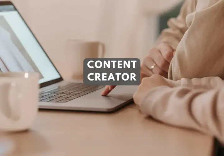 Content designer kto to? Osoba tworząca treści na laptopie, z kubkiem kawy obok.
