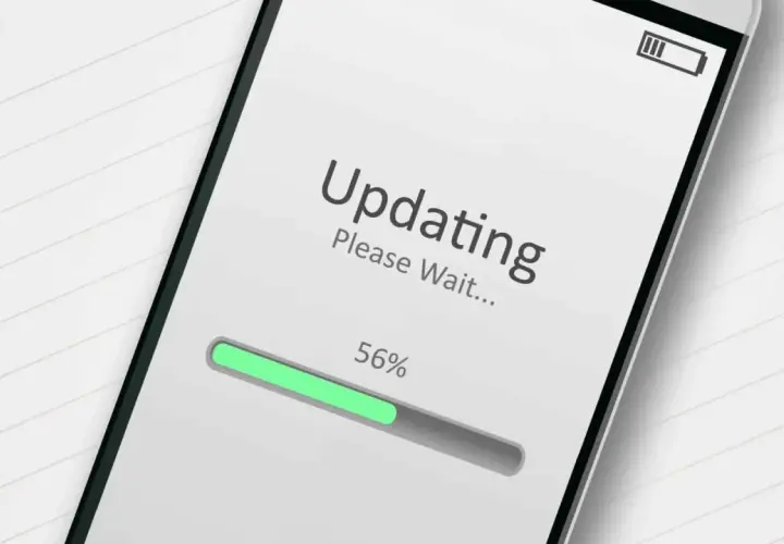 Ekran telefonu pokazuje postęp aktualizacji przeglądarki: "Updating. Please Wait... 56%".