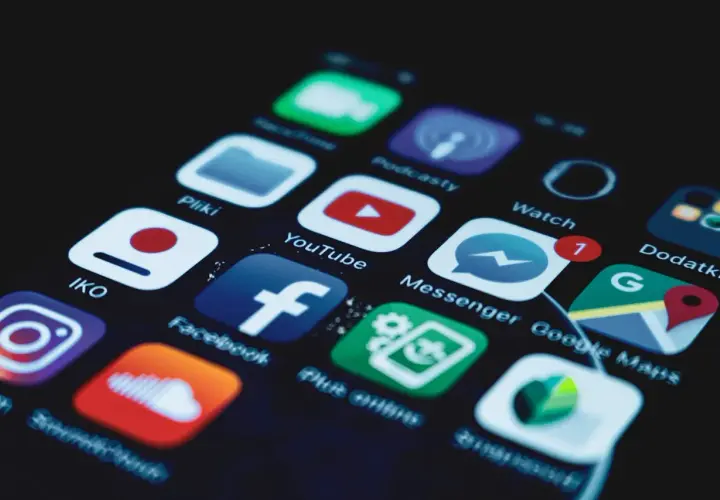 Ikony aplikacji na ekranie smartfona, w tym Facebook, YouTube, Instagram. Dowiedz się, jak dodać muzykę do relacji na Facebooku, korzystając z tych narzędzi.