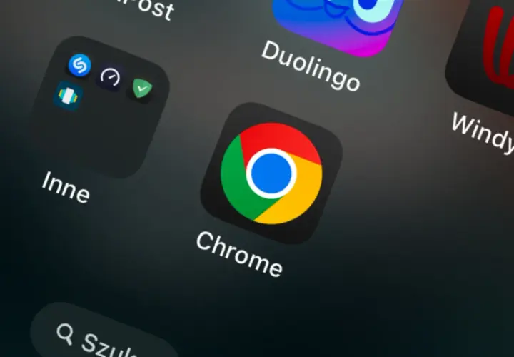 Ikona aplikacji Chrome na ekranie telefonu Xiaomi.
