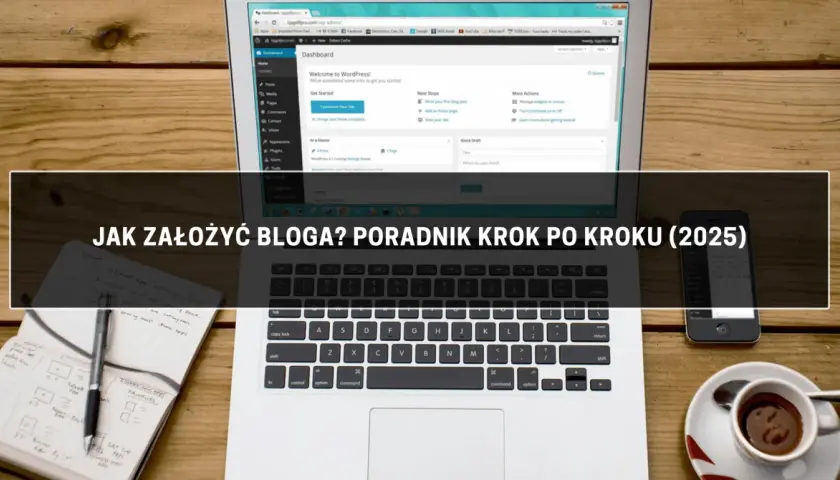 Laptop z panelem WordPress, notatnik z planami i filiżanka kawy na drewnianym tle.