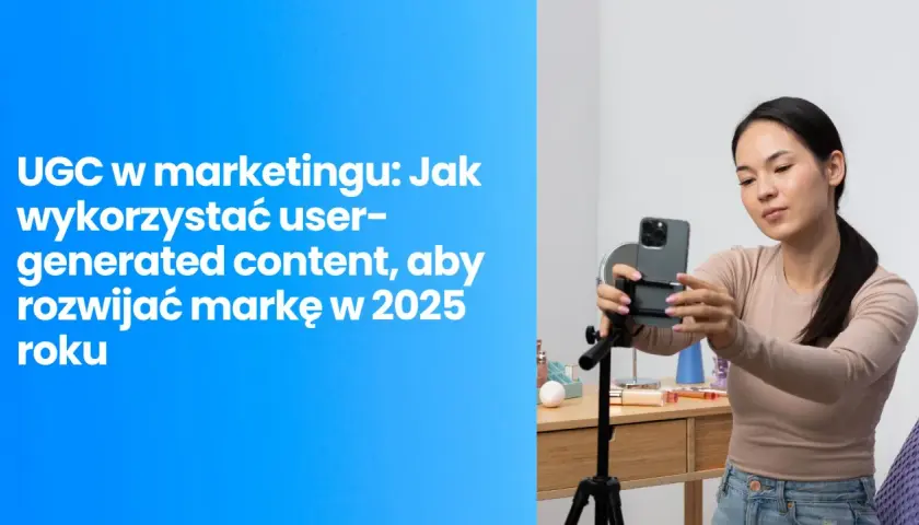 Kobieta nagrywa film telefonem na statywie, na tle biurka z kosmetykami.