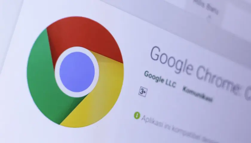 Ikona Google Chrome i tekst informujący o tym, jak zaktualizować przeglądarkę Chrome.
