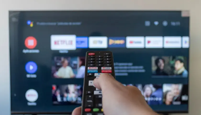 Pilot steruje telewizorem z Android TV, wybierając aplikacje. Szukasz, jaka przeglądarka na Android TV będzie najlepsza?