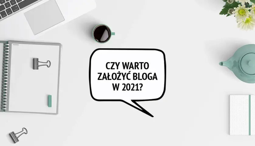 Na biurku leży laptop, notatnik i filiżanka kawy. Dymek z tekstem "Czy warto założyć bloga w 2021?" sugeruje, że to pytanie o założenie bloga na Facebooku.