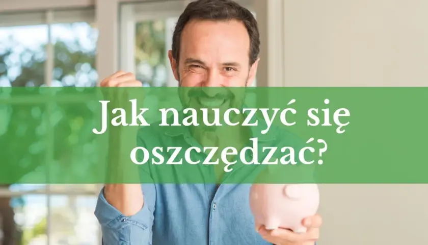 Uśmiechnięty mężczyzna trzyma skarbonkę, a na zielonym tle napis: "Jak nauczyć się oszczędzać?". To inspiracja do bloga o finansach.