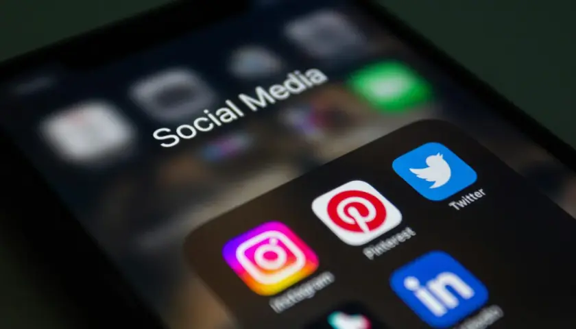 Ikona aplikacji społecznościowych na ekranie telefonu: Instagram, Pinterest, Twitter, LinkedIn.