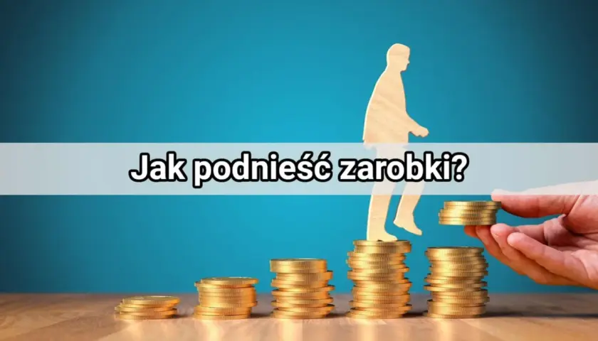 Drewniana postać idzie po stosach monet, symbolizując wzrost zarobków. Dowiedz się, ile zarabia content manager i jak zwiększyć swoje dochody.