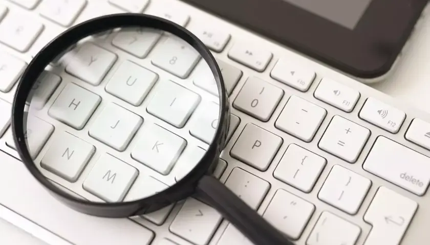 Lupa nad klawiaturą sugeruje, jak powiększyć okno przeglądarki. Widoczne klawisze: N, H, J, K, P, U, Y, I, 0, -, +, }.