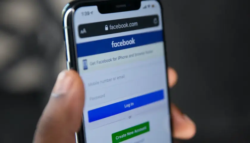 Telefon z ekranem logowania Facebooka. Widoczne pole na numer telefonu lub e-mail i hasło. Jak sprawdzić hasło do Facebooka na telefonie?