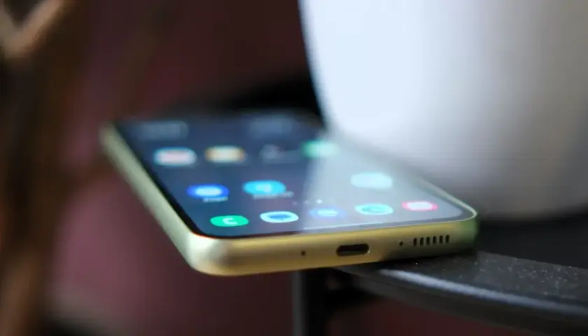 Nowy telefon z ikonami aplikacji na ekranie. Dowiedz się, jak przenieść Facebooka na nowy telefon, by nie stracić kontaktu ze znajomymi.