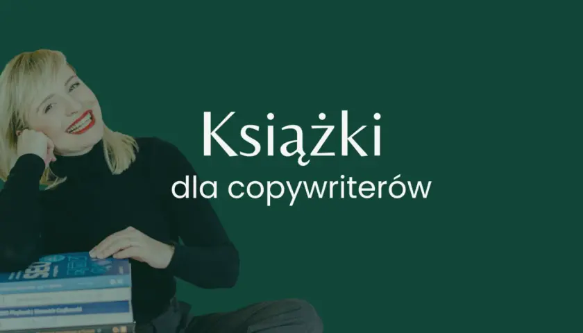 Uśmiechnięta kobieta z blond włosami opiera się o stos książek na zielonym tle.