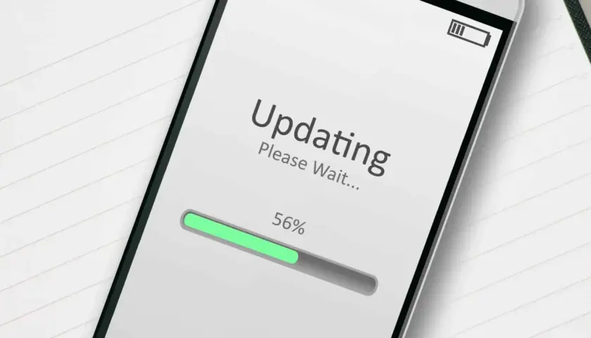 Ekran telefonu pokazuje postęp aktualizacji przeglądarki: "Updating. Please Wait... 56%".