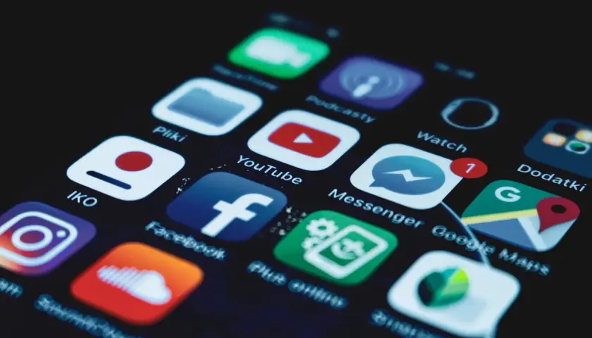 Ikony aplikacji na ekranie smartfona, w tym Facebook, YouTube, Instagram. Dowiedz się, jak dodać muzykę do relacji na Facebooku, korzystając z tych narzędzi.
