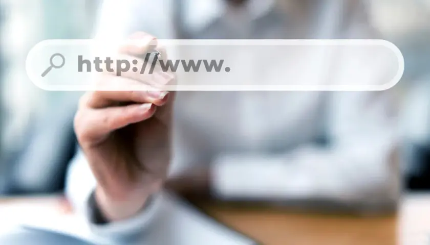 Dłoń pisze na ekranie wyszukiwarki "http://www.". Szukasz odpowiedzi, gdzie kupić domenę?