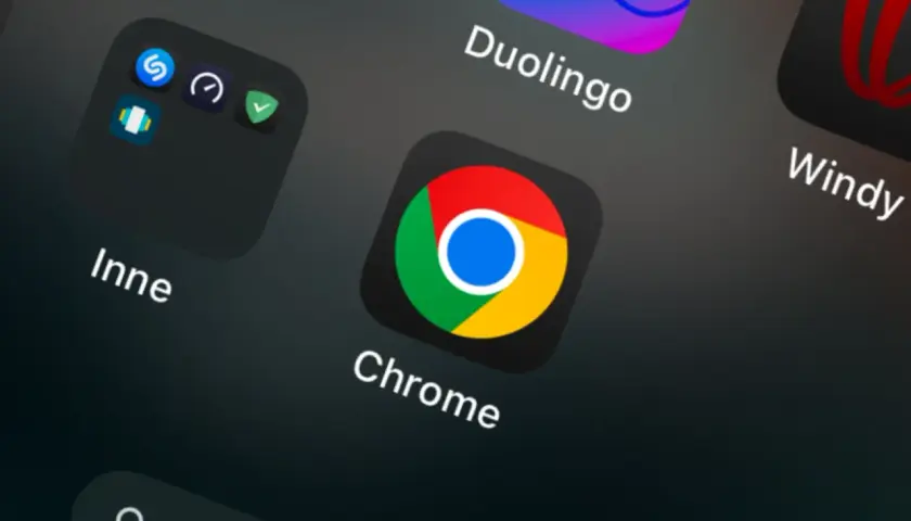 Ikona aplikacji Chrome na ekranie telefonu Xiaomi.